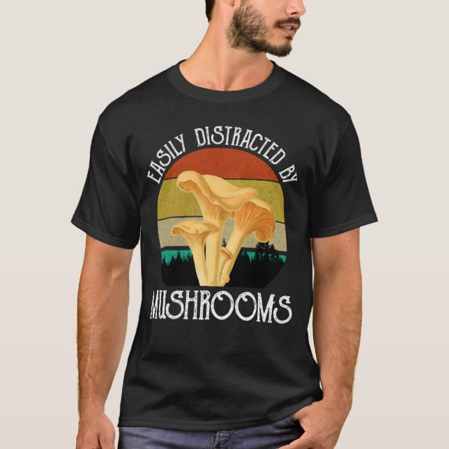 Camiseta Fácil Distração Por Cogumelos (Chanterelle) (Frente)