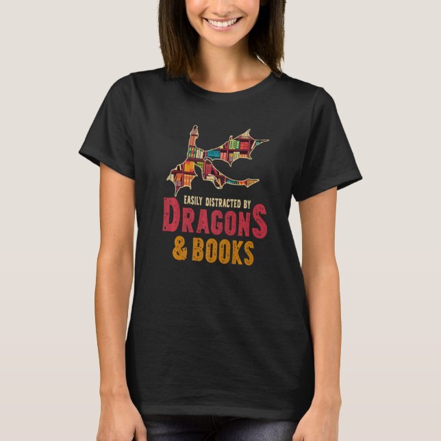 Camiseta Fácil Distração Por Dragões E Livros Dragões E (Frente)