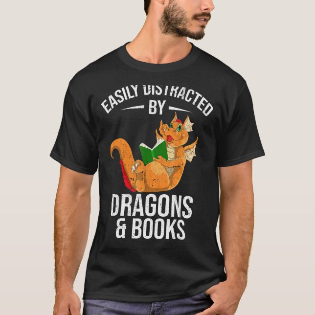 Camiseta Fácil Distração Por Dragões E Livros Lendo Boo (Frente)