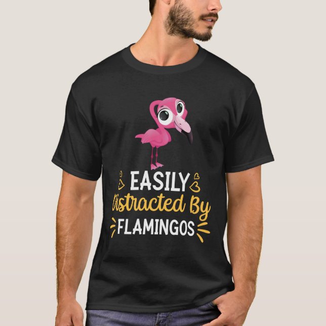 Camiseta Fácil Distração Por Flamingos (Frente)
