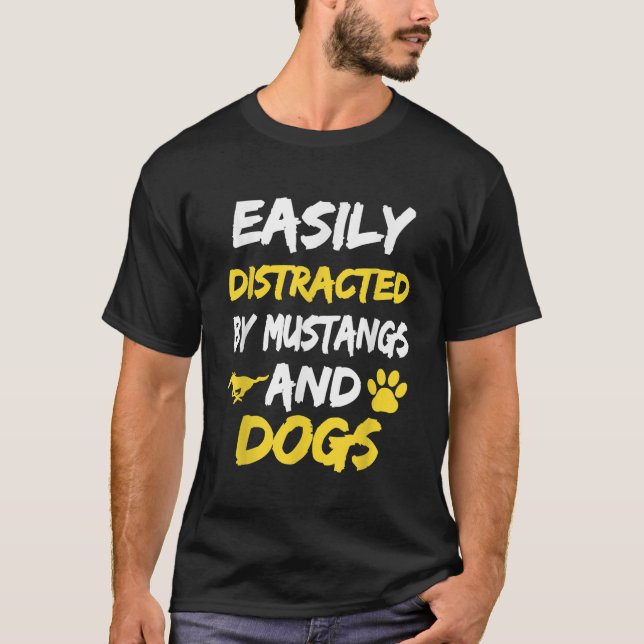 Camiseta Fácil distração por Mustangs e Cachorros diversão (Frente)