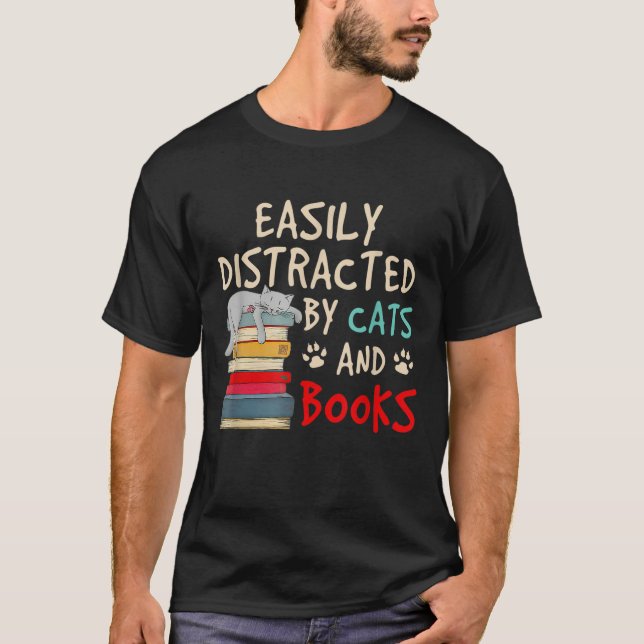 CAMISETA FÁCIL DISTRIBUIÇÃO POR GATOS E LIVROS (Frente)