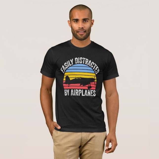 Camiseta Facilmente Distraída Por Aviões Funny Aviation (Frente Completa)