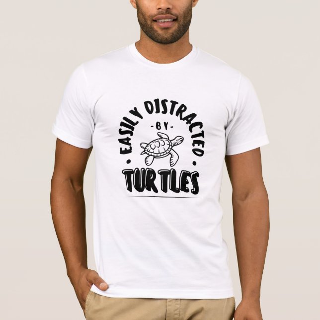 Camiseta Facilmente distraída por Tartarugas Engraçado (Frente)