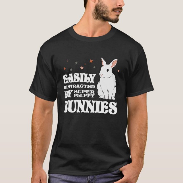Camiseta Facilmente distraído pelo Coelho de Bunnies Barnya (Frente)