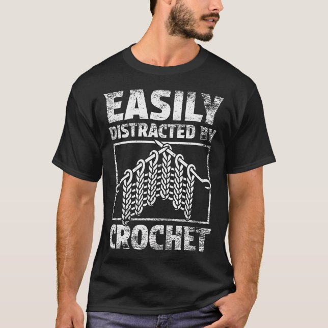 Camiseta Facilmente Distraído Pelo Crochê (Frente)
