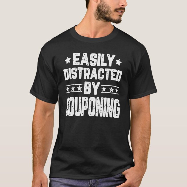 Camiseta Facilmente Distraído Pelo Cuponismo  Cupom Cuponis (Frente)