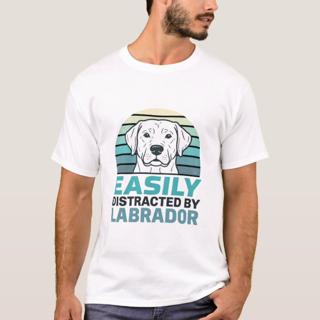 Camiseta Facilmente Distraído pelo Labrador Retro Cachorro (Frente)