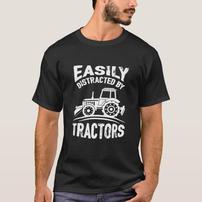 Camiseta Facilmente Distraído Pelos Tratores 001 (Frente)