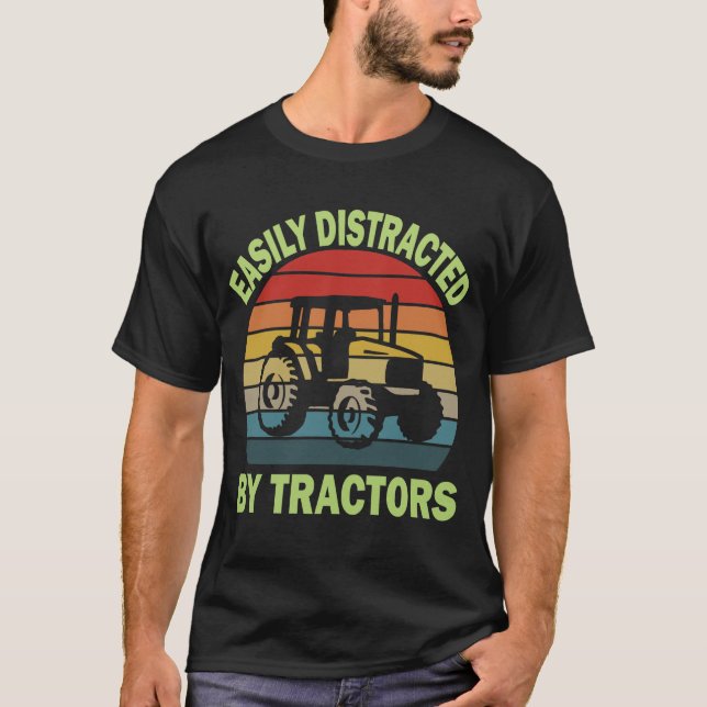 Camiseta facilmente distraído pelos tratores T-Shirt (Frente)