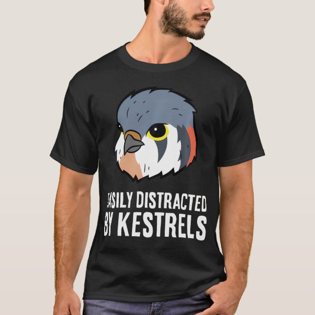 Camiseta Facilmente Distraído Por (Frente)
