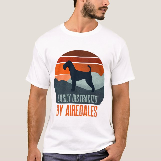 Camiseta Facilmente Distraído Por Airedales Passeando (Frente)