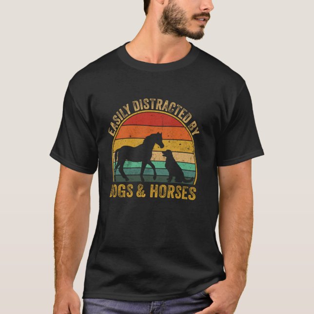 Camiseta Facilmente Distraído Por Amantes De Cães E Cavalos (Frente)
