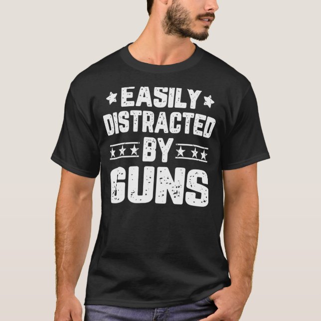 Camiseta Facilmente Distraido Por Armas (Frente)