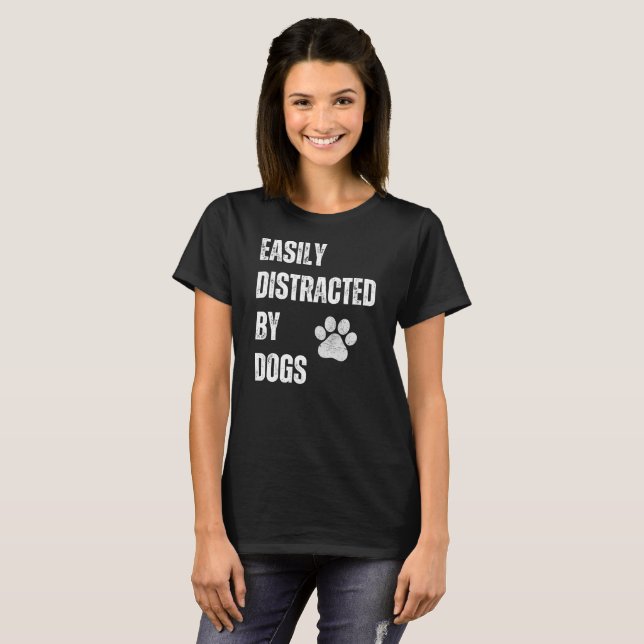 Camiseta Facilmente Distraído Por Cães (Frente Completa)
