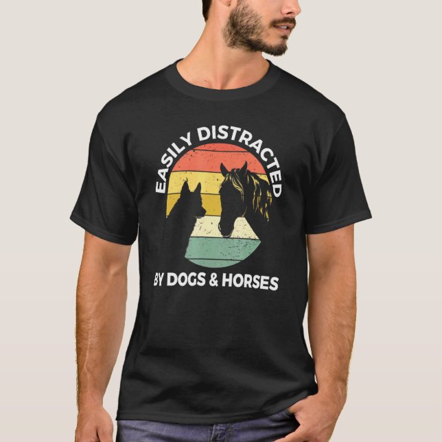 Camiseta Facilmente Distraído Por Cães E Cavalos  Cão e Cav (Frente)