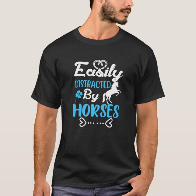 Camiseta Facilmente Distraído Por Cavalos  1 (Frente)
