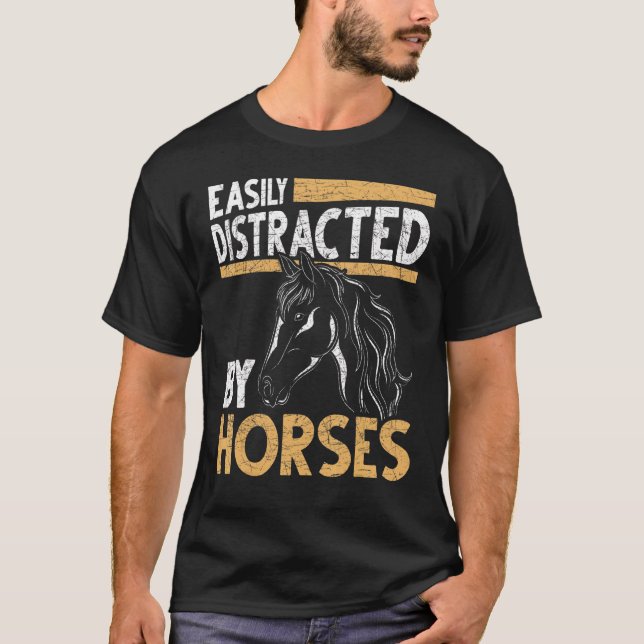 Camiseta Facilmente Distraído Por Cavalos Montando Cavalos  (Frente)