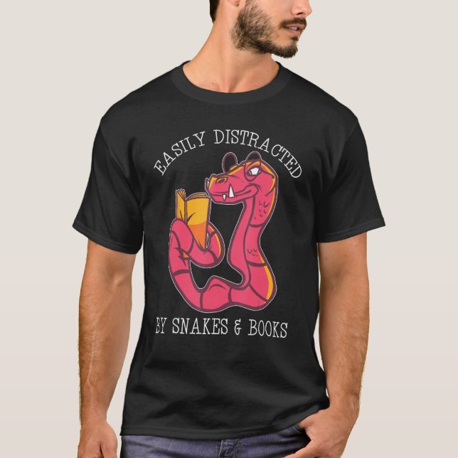 Camiseta Facilmente Distraído Por Cobra E Livros Python Vip (Frente)