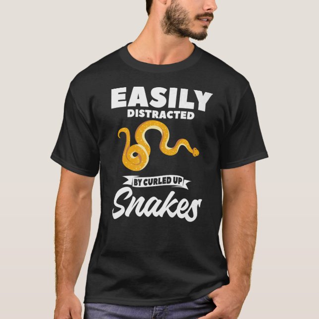 Camiseta Facilmente Distraído Por Cobras Amaldiçoados Pytho (Frente)