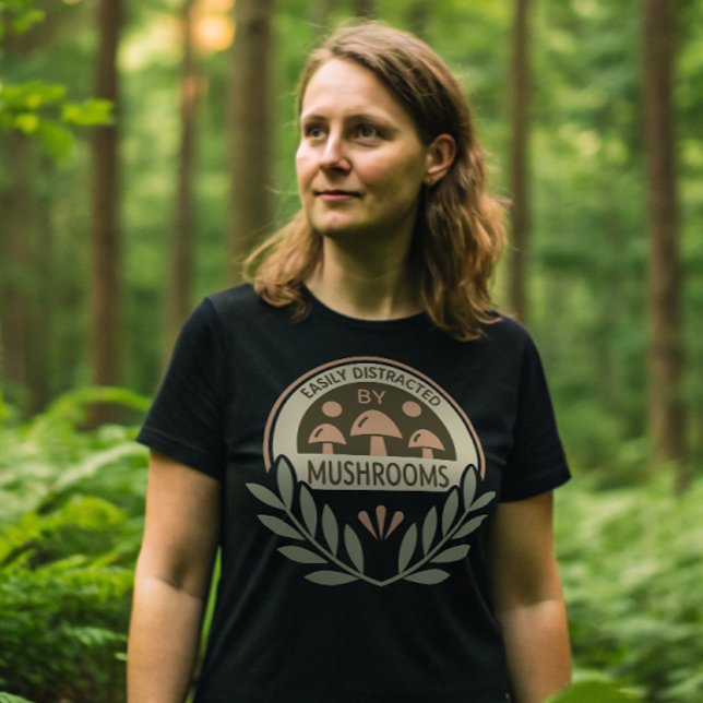 Camiseta Facilmente distraído por Cogumelos Fungi Fanatic (Criador carregado)