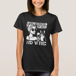 Camiseta Facilmente Distraído por Gatos e Vinho Divertido p