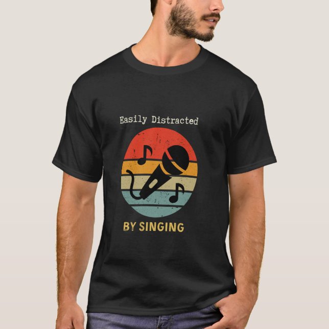 Camiseta Facilmente Distraído por Hobbies e Artes Cantando (Frente)