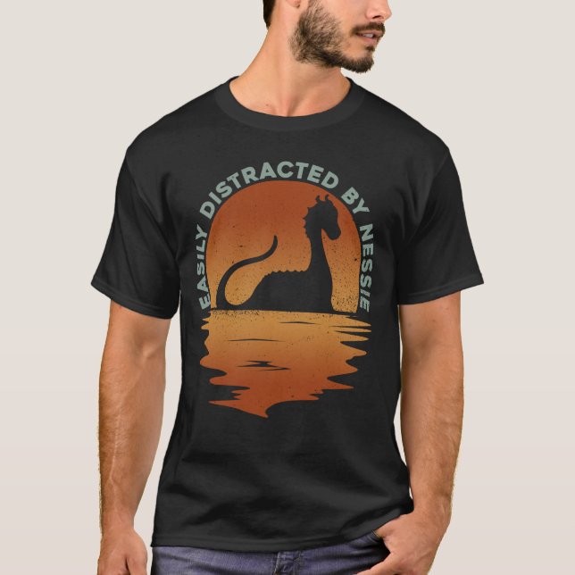 Camiseta Facilmente Distraído Por Nessie - Nessie Loch Ness (Frente)