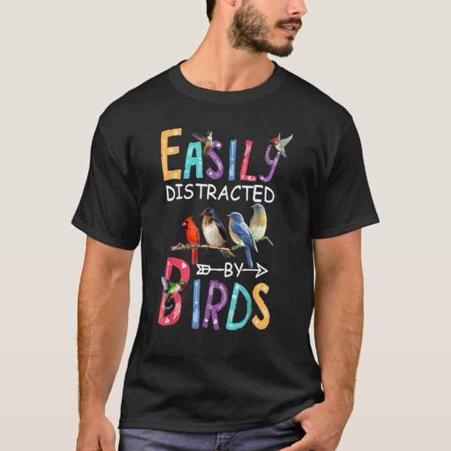Camiseta Facilmente Distraído Por Pássaros Papagaio (Frente)