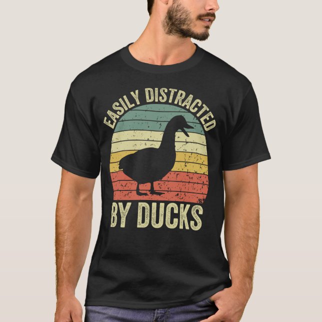Camiseta Facilmente Distraído Por Patos Presente Engraçado  (Frente)