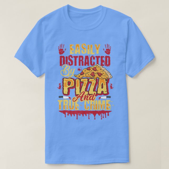 Camiseta Facilmente distraído por pizza e crime real (Frente do Design)
