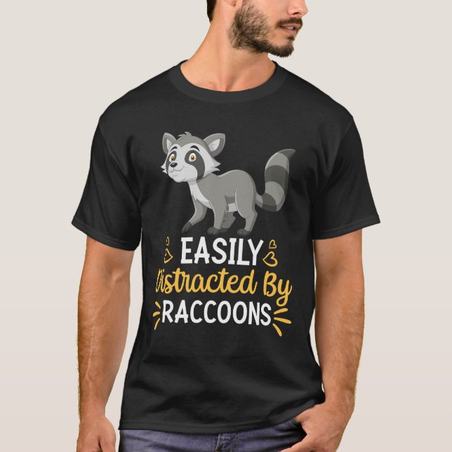 Camiseta Facilmente Distraído Por Raccoons (Frente)