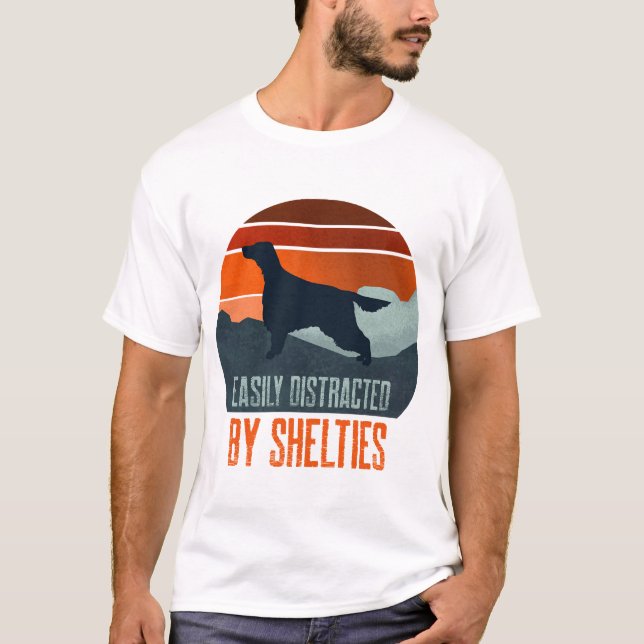 Camiseta Facilmente Distraído Por Shelties Passeando (Frente)