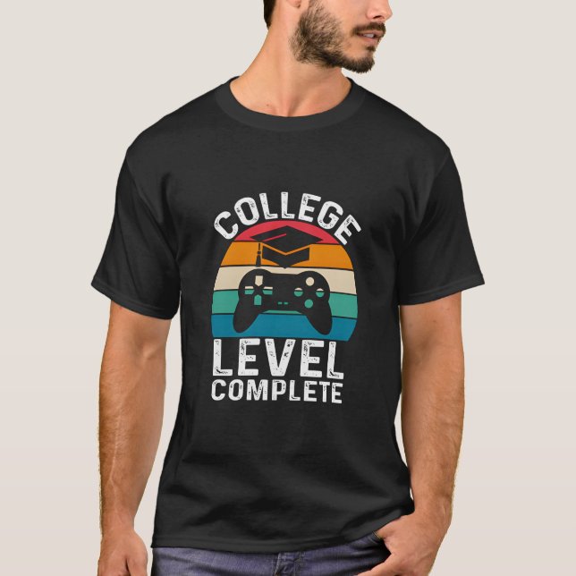 Camiseta Faculdade Nível Completo Gamer Pôr do Sol Retro (Frente)