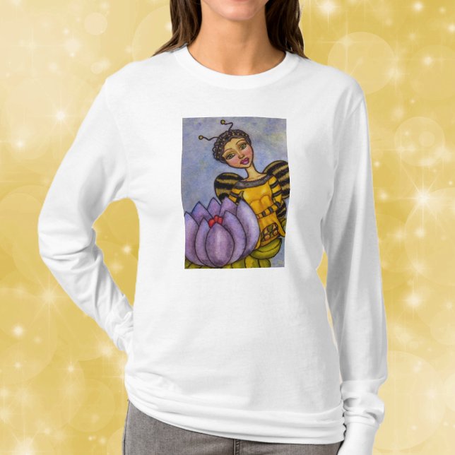Camiseta Fada Abelha Bumble Bee Bonita Flor Roxa (Pretty bumble bee fairy with anntenae in  black and gold on purple flower on womans tee shirt.)