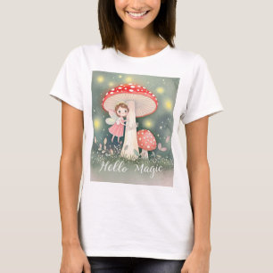 Camiseta Fada pequenina e cortada sobre o cogumelo