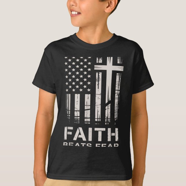 Camiseta Faith Beats Fear American Flag Christian Cross  (Frente)
