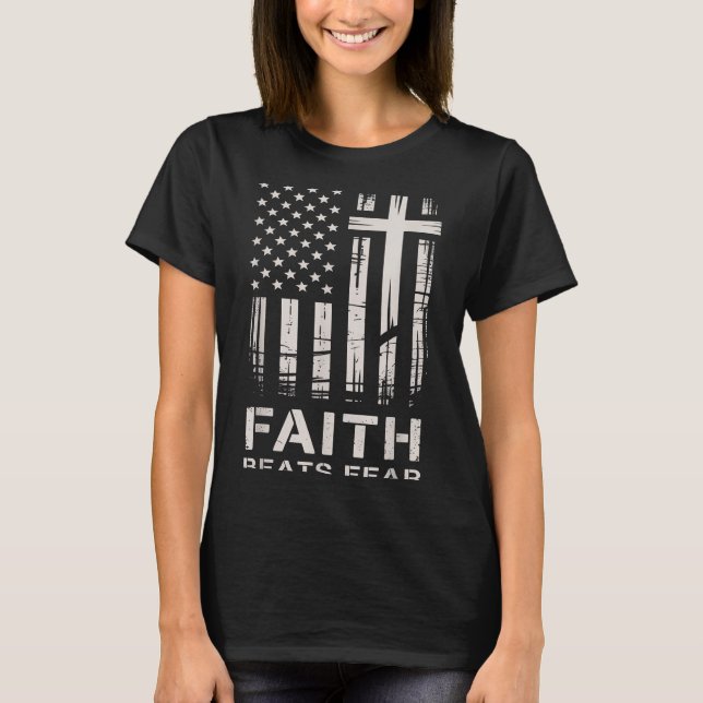Camiseta Faith Beats Fear American Flag Christian Cross  (Frente)