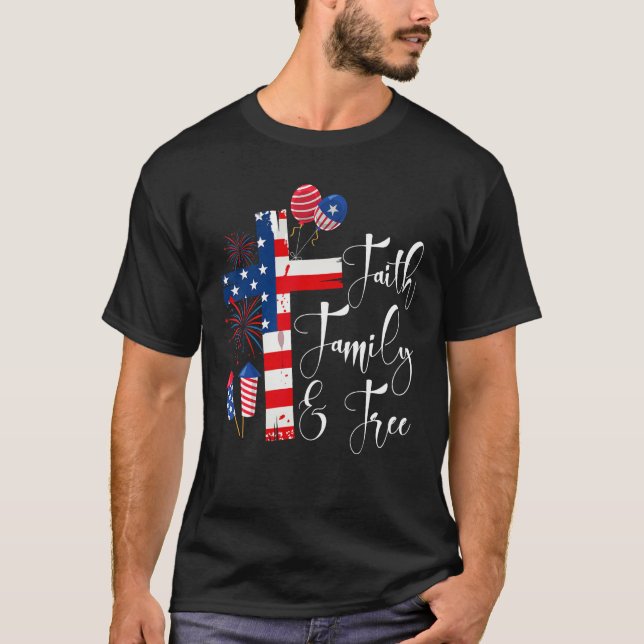 Camiseta Faith Family Freedom Christian USA Cross Flag 4th  (Frente)