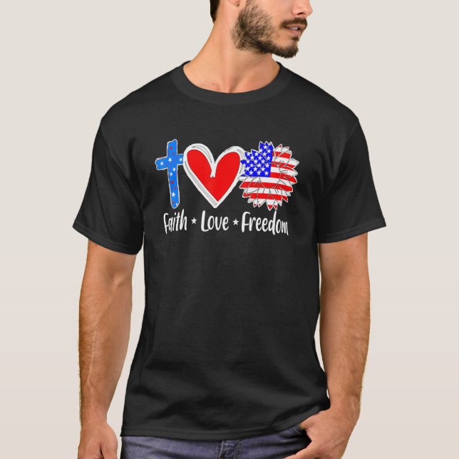 Camiseta Faith Love Freedom Usa Flag Cross Cristo Patriótic (Frente)