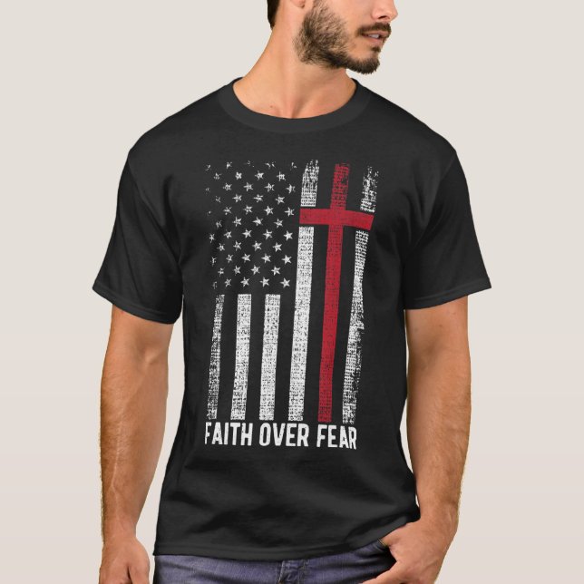 Camiseta Faith Over Fear American USA Flag Christian Cross  (Frente)