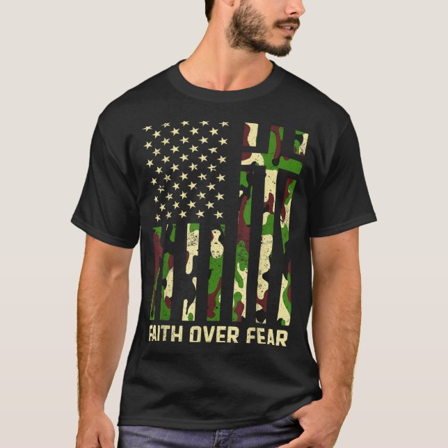 Camiseta Faith Over Fear Christian Americn Flag Camouflage  (Frente)