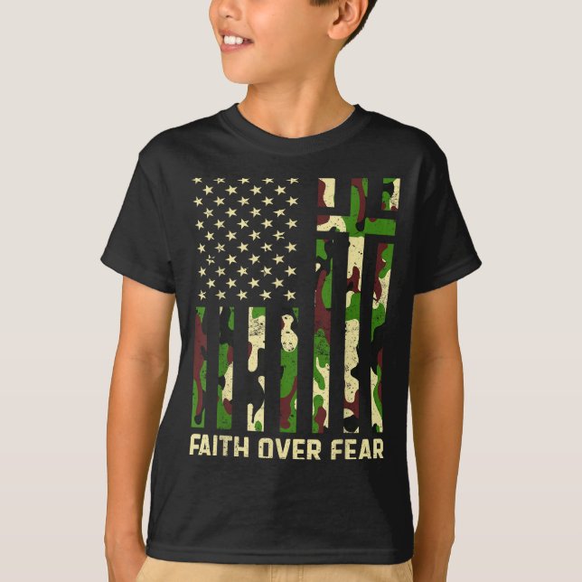 Camiseta Faith Over Fear Christian Americn Flag Camouflage  (Frente)