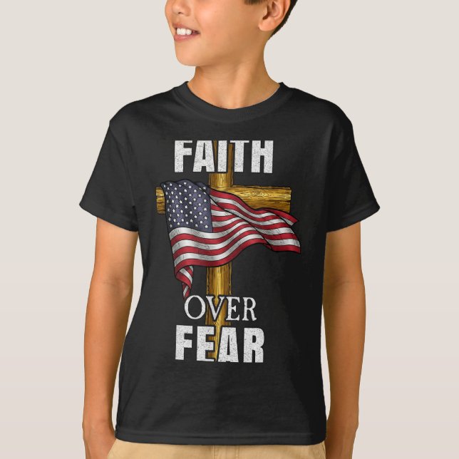 Camiseta Faith Over Fear Christian Cross American Flag Tee  (Frente)