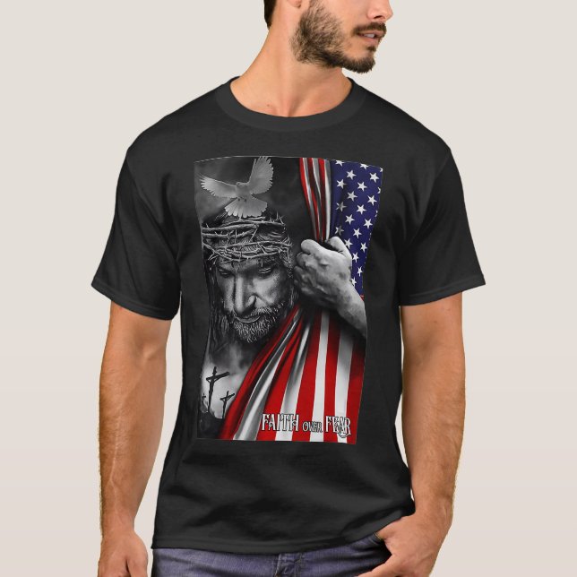 Camiseta Faith Over Fear God Jesus Christian Flag Funny 4th (Frente)
