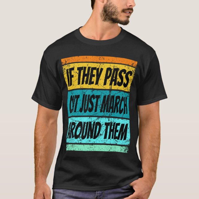 Camiseta Faixa de banda de marcha retrô passa fora do acamp (Frente)