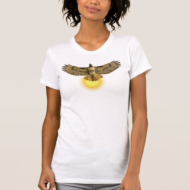 Camiseta Falcão-de-cauda-vermelha Voando com o Sol (Frente)