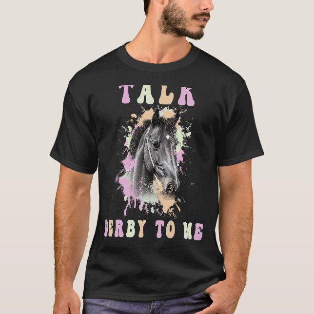 Camiseta Fale Com Derby Comigo Groovy Equestrian Derby Day  (Frente)