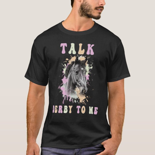 Camiseta Fale Com Derby Comigo Groovy Equestrian Derby Day  (Frente)