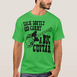Camiseta Fale Suavemente E Carregar Um Violão Grande